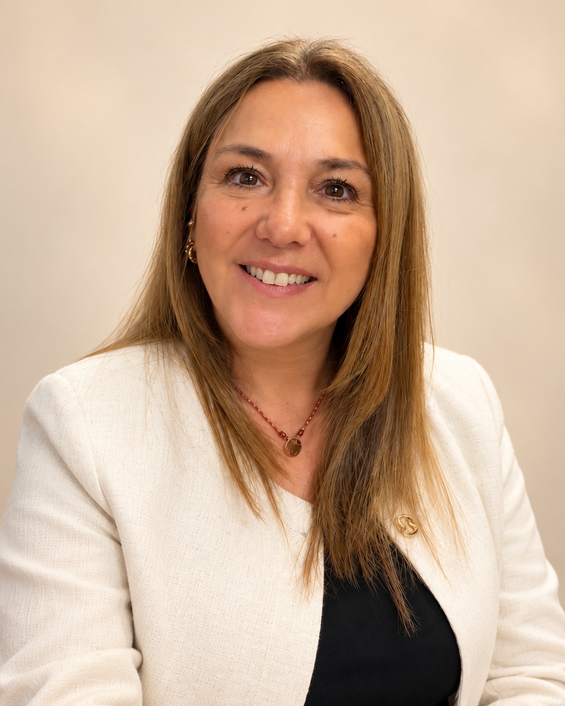 Grace, creadora de Arista, con blazer claro y una sonrisa